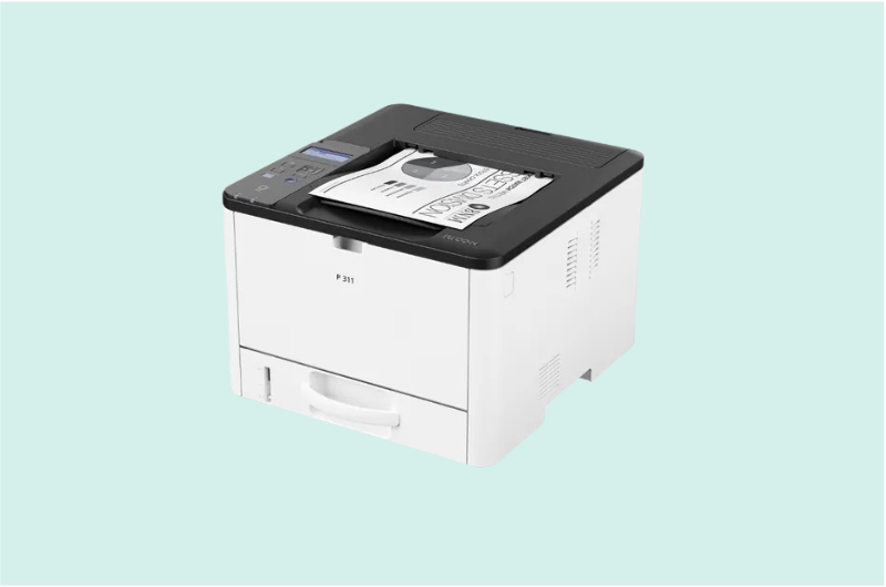 Máquina de encuadernación y terminación gráfica profesional con múltiples herramientas de corte y perforación en ambiente de imprenta